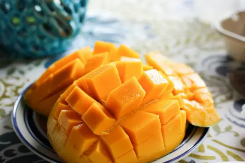 Czy koty mogą jeść mango? Sprawdź, co musisz wiedzieć o bezpieczeństwie
