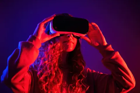 Czy technologia VR i Emotion AI definitywnie zakończą erę pokerowej twarzy?