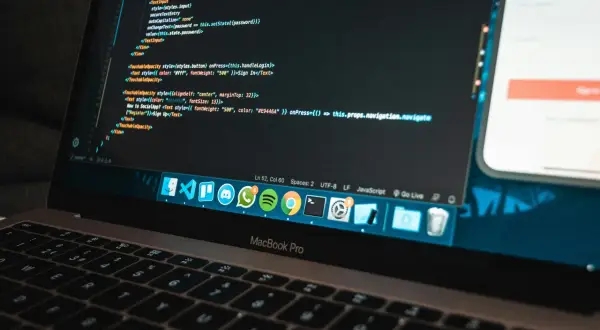 Jak wybrać kierunek w IT: frontend, backend, QA, DevOps, data — komu co pasuje