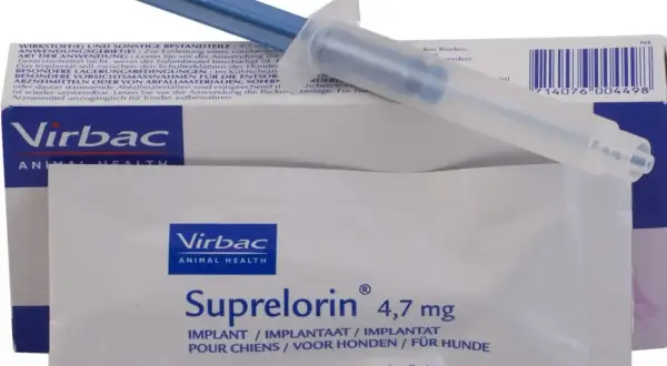 Zestaw do **kastracja chemiczna psa**: implant Suprelorin 4,7 mg od Virbac i aplikator.